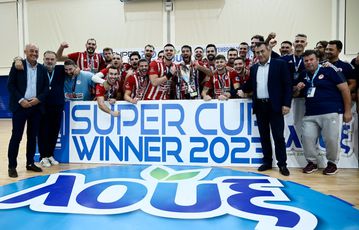 Ο Ολυμπιακός κατέκτησε το σούπερ καπ κόντρα στην ΑΕΚ με... buzzer beater στην παράταση