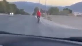 Δύο 17χρονοι έπεσαν με το αυτοκίνητο πάνω σε ποδηλάτη και τον σκότωσαν ακαριαία – Σκληρές εικόνες (vid)