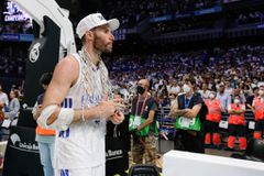 Ο Ρούντι Φερνάντεθ έκοψε το... διχτάκι και πήρε σπίτι του τον 25ο τίτλο με τη Ρεάλ Μαδρίτης (vid)