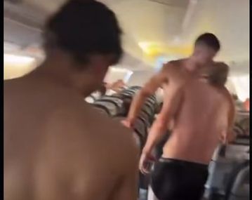 Με τα εσώρουχα στο αεροπλάνο οι παίκτες της Μονακό λόγω βλάβης στον κλιματισμό! (vids)