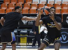 Μπλουζάκια για τους ομήρους της Χαμάς φοράνε οι παίκτες της Μακάμπι