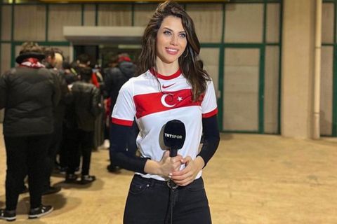 Η εντυπωσιακή Τουρκάλα παρουσιάστρια που πανηγύρισε την πρόκριση της χώρας της, φορώντας φανέλα της Εθνικής ομάδας