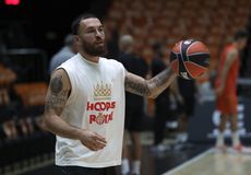 Απίθανη αποθέωση Μάικ Τζέιμς σε Λαρεντζάκη: «Πείτε ό,τι θέλετε γι' αυτόν, αλλά...»