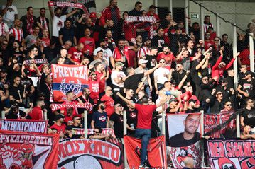 Οι οπαδοί ΑΕΛ και Ολυμπιακού παρέα στο γήπεδο