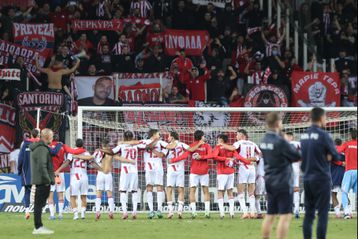 Ο χορός των παικτών του Ολυμπιακού μπροστά στον κόσμο τους