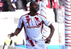 O Ελ Κααμπί έκλεισε τα αυτιά του αλλά και στόματα...