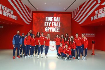 Επίσκεψη της γυναικείας ομάδας ποδοσφαίρου του Ολυμπιακού στο νέο μουσείο του συλλόγου