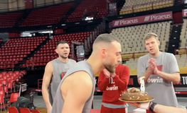 Προπόνηση με τούρτα και... φατούρο για τον Όμηρο Νετζήπογλου στον Ολυμπιακό (vid)