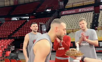 Προπόνηση με τούρτα και... φατούρο για τον Όμηρο Νετζήπογλου στον Ολυμπιακό (vid)