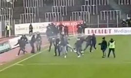 Χούλιγκαν έκαψαν σημαία και συγκρούστηκαν με την αστυνομία που έκανε χρήση σπρέι πιπεριού (gallery)