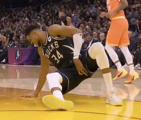 Aγωνία στους Μπακς: Αποχώρησε τραυματίας ο Γιάννης Αντετοκούνμπο!