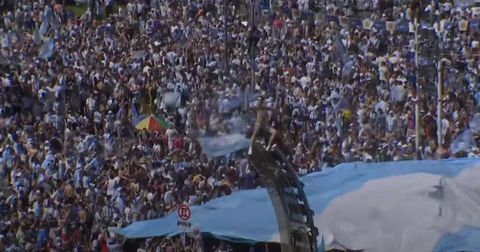 LIVE: Εικόνα από τους πανηγυρισμούς στο Μπουένος Άιρες για την κατάκτηση του Μουντιάλ από την Αργεντινή