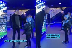 Απίθανος πιτσιρικάς σταματάει τον Πεπ για να του πει πως έχει γενέθλια (vid)