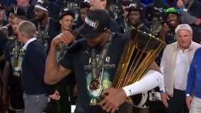 Ο Γιάννης ποζάρει με την κούπα, ανακηρύσσεται MVP και πανηγυρίζει με την ψυχή του