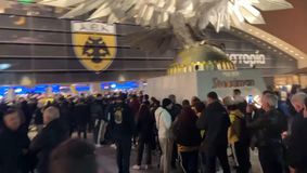 Οι φίλοι της ΑΕΚ έχουν σχηματίσει μια τεράστια ουρά για να φωτογραφηθούν με τον Τσούμπερ