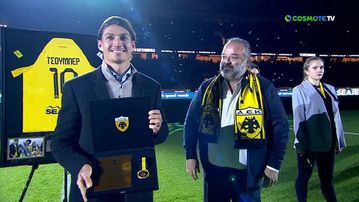 Η ΑΕΚ αποχαιρετά και τιμά τον Τσούμπερ - Η αποθέωση στον Ελβετό και η αγκαλιά με τον Ηλιόπουλο