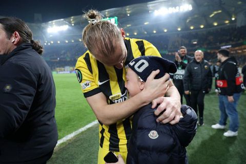 Μια φωτογραφία… χίλιες λέξεις-Το ξέσπασμα του γιου του Βίντα στην αγκαλιά του μπαμπά