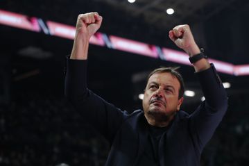 Ντόπες Αταμάν και αποθέωση από τον κόσμο κατά την είσοδό του! (vid)