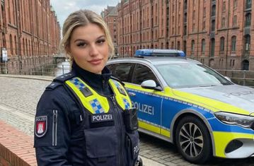 Η αστυνομικός που «έκλεψε» την παράσταση στο ντέρμπι του Αμβούργου (pics)