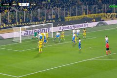 Η εντυπωσιακή επέμβαση του Ισένκο στην σκαστή κεφαλιά του Γιόβιτς