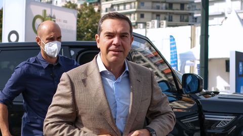 Τσίπρας: «Αναλαμβάνω την ευθύνη, δεν εγκαταλείπω τη μάχη» (vid)