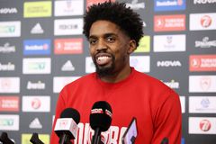 ΜακΚίσικ: «Να φορέσει κόκκινα ο κόσμος για να στείλει μήνυμα»