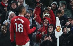 Καζεμίρο: Έβγαλε selfie φωτογραφία με τον εισβολέα (vid)