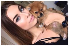 H εντυπωσιακή σύντροφος του Ντραγκόβσκι, Αγκνιέσκα Αμπράμ που φτιάχνει βαλίτσες για Αθήνα