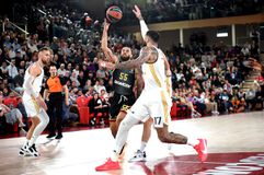 «Πρίγκιπας» Τζέιμς, ανάγκασε τη βασίλισσα να υποκλιθεί