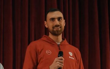 Ο Μιλουτίνοφ εντυπωσίασε με τα ελληνικά του σε εκδήλωση του Ολυμπιακού (vid)