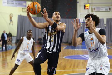 Η ΑΓΕΧ λύγισε τον Κόροιβο παρά το ιστορικό triple-double του Κένταλ Σμιθ