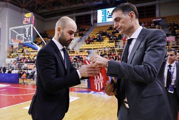 O Σπανούλης και οι χειραψίες του με τον Μπαρτζώκα και τους παίκτες του Ολυμπιακού (vid)