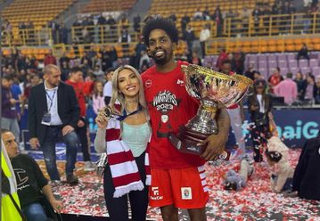 «Έλα ρε ντουντούκα»: Η κυρία ΜακΚίσικ δίνει τον ρυθμό στην εξέδρα (vid)