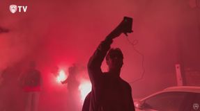 «Πρωτάθλημα και Κύπελλο και Ευρωπαϊκό»: Αποθέωση για τον Ολυμπιακό στο ξενοδοχείο (vid)