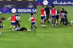 Οπαδός εισέβαλε στο γήπεδο και λίγο έλειψε να τραυματίσει τον Κριστιάνο με «δολοφονικό» τάκλιν (vids)