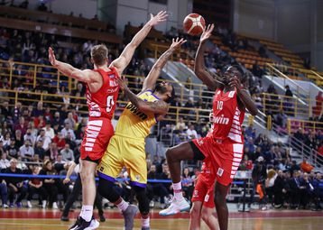 O Μουσταφά Φαλ... έσβησε τα φώτα στον Ντένμον (vid)