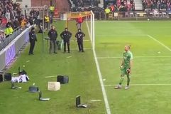 Άγρια επεισόδια στην Ολλανδία: Καρέκλες στο γήπεδο και πυροτεχνήματα από τη μία κερκίδα στην άλλη! (vid)