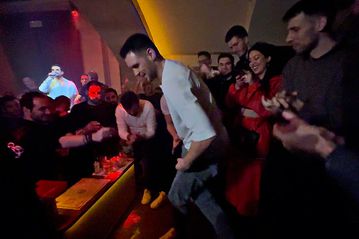 Το ζεϊμπέκικο του Παπανικολάου μετά τον 7ο σερί τίτλο του Ολυμπιακού (vid)