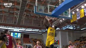 Ο Ντε Σόουζα συνθλίβει την μπασκέτα του Ολυμπιακού