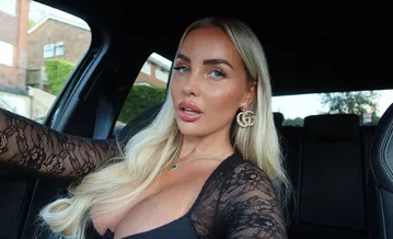 «Καυτή» σύντροφος ποδοσφαιριστή «αναστατώνει» τα social media (pics)