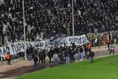 Οι οπαδοί της Τιμισοάρα άφησαν στεφάνια στην Τούμπα στη μνήμη των επτά φίλων του ΠΑΟΚ