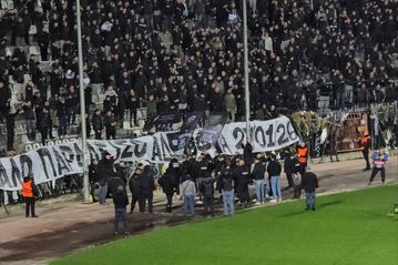 Οι οπαδοί της Τιμισοάρα άφησαν στεφάνια στην Τούμπα στη μνήμη των επτά φίλων του ΠΑΟΚ