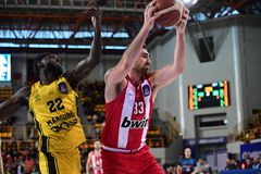 Χτύπησε στο δεξί χέρι ο Μιλουτίνοφ και πήγε στον πάγκο - Πότε θα πάει για εξετάσεις (vid)