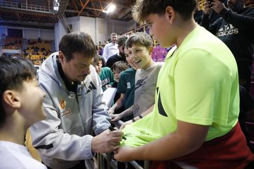 Ο Αταμάν μοίρασε αυτόγραφα και χαμόγελα πριν τον αγώνα με τον Ηρακλή (pics)