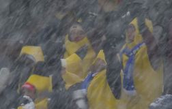 Απίστευτη εικόνα με θεατές ντυμένους μπανάνες στους Χειμερινούς Ολυμπιακούς Αγώνες (vid)