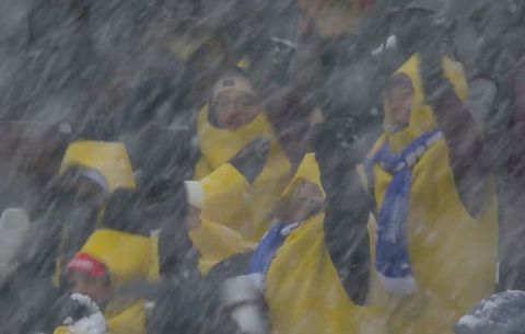 Απίστευτη εικόνα με θεατές ντυμένους μπανάνες στους Χειμερινούς Ολυμπιακούς Αγώνες (vid)