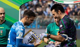 Εκπληκτική σκηνή στη Serie B: Αρχηγοί Φάμπρεγας και Μπουφόν στην αναμέτρηση Κόμο – Πάρμα (vid)