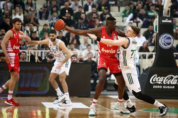 H βαθμολογία της Basket League με τον Ολυμπιακό να «κλειδώνει» την πρώτη θέση μετά τη νίκη στο ΟΑΚΑ