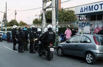 Σοβαρά επεισόδια οπαδών Ιωνικού και Προοδευτικής στη «Γρ. Λαμπράκη» -Έτρεχαν να σωθούν οικογένειες και παιδιά (vid)