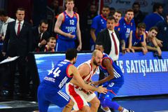 Η τελευταία νίκη του Ολυμπιακού στην έδρα της Εφές ήταν πριν 74 μήνες, με το τρομερό τρίποντο του Σπανούλη! (vid, pics)